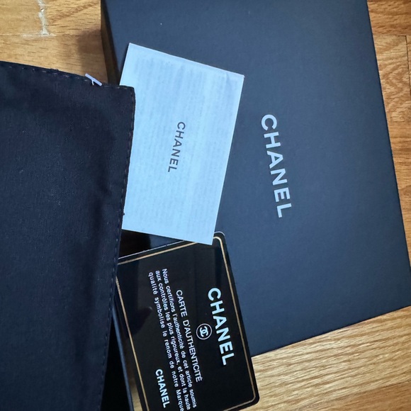 NWB Chanel classic caviar quilted compact tri-fold wallet in gold hardware - Picture 7 of 7